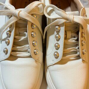 Alex Marie White sneaker